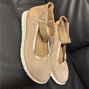 Vionic Tan Flats with Strap